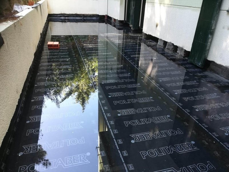 Prueba de estanqueidad con agua sobre una terraza impermeabilizada