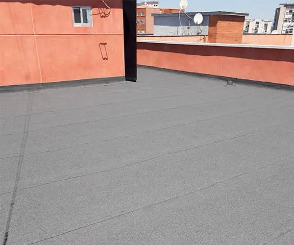 Cubierta urbana terminada con acabado mineral gris