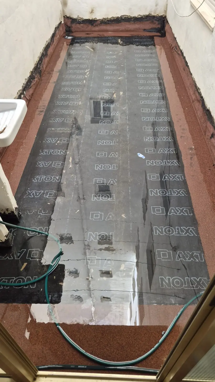 Terraza con agua acumulada durante una prueba de estanqueidad